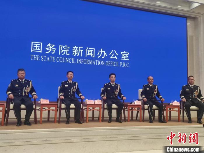 他們代表中國警察，向中外記者講述平安中國故事
