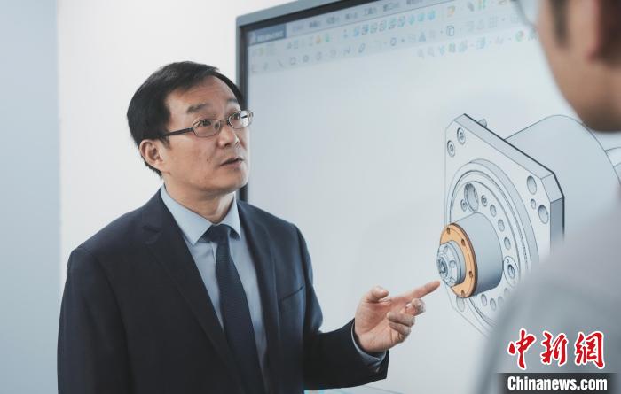 為飛機(jī)、火箭制“外衣”他們?cè)凇半u蛋殼”上“雕花”