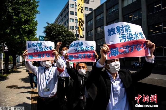 資料圖：在東京首相府外，當(dāng)?shù)孛癖娕e行集會(huì)抗議日本政府計(jì)劃將受災(zāi)的福島核電站凈化水排放入海。