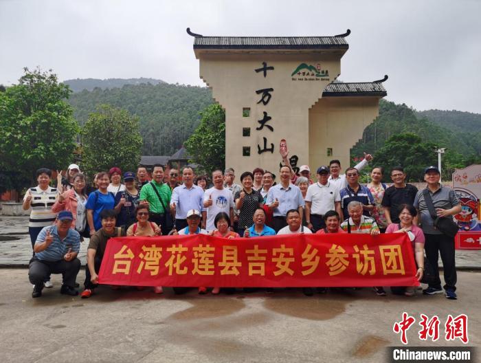 圖為參訪團考察上思縣十萬大山布透溫泉時合影留念?！↑S小燕 攝