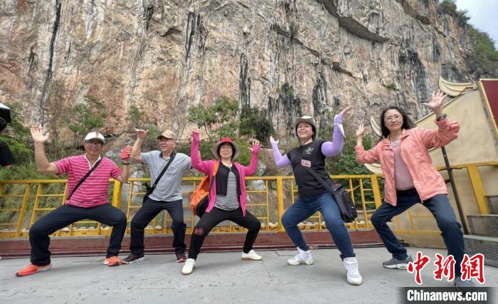 圖為參訪團考察世界文化遺產(chǎn)寧明花山巖畫?！↑S小燕 攝