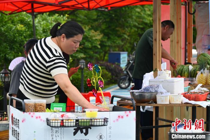 上金貝村村民擺攤售賣畬族美食。　余汕康 攝
