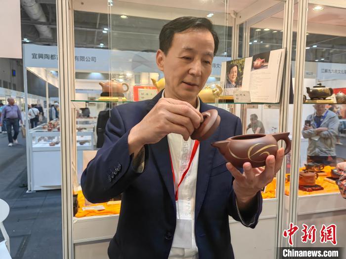以壺為媒，促進(jìn)香港內(nèi)地交流——專訪中國(guó)紫砂文化研究會(huì)會(huì)長(zhǎng)周汝平