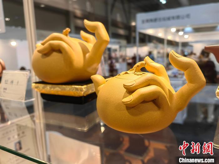 圖為周汝平紫砂作品“佛手”?！⒋鬅?攝
