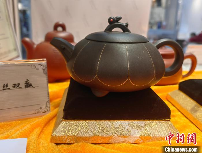 圖為周汝平紫砂作品“雙贏”?！⒋鬅?攝