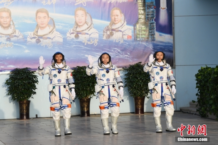 北京時間2023年5月30日6時42分，神舟十六號載人飛行任務(wù)航天員乘組出征儀式在酒泉衛(wèi)星發(fā)射中心問天閣圓夢園廣場舉行。6時44分，中國載人航天工程總指揮、空間站應(yīng)用與發(fā)展階段飛行任務(wù)總指揮部總指揮長許學(xué)強下達(dá)出發(fā)命令，景海鵬、朱楊柱、桂海潮3名航天員領(lǐng)命出征。汪江波 攝