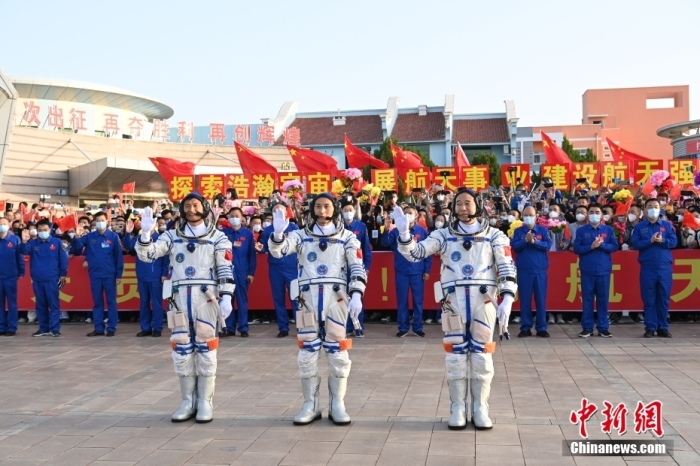 北京時(shí)間2023年5月30日6時(shí)42分，神舟十六號(hào)載人飛行任務(wù)航天員乘組出征儀式在酒泉衛(wèi)星發(fā)射中心問(wèn)天閣圓夢(mèng)園廣場(chǎng)舉行。6時(shí)44分，中國(guó)載人航天工程總指揮、空間站應(yīng)用與發(fā)展階段飛行任務(wù)總指揮部總指揮長(zhǎng)許學(xué)強(qiáng)下達(dá)出發(fā)命令，景海鵬、朱楊柱、桂海潮3名航天員領(lǐng)命出征。汪江波 攝