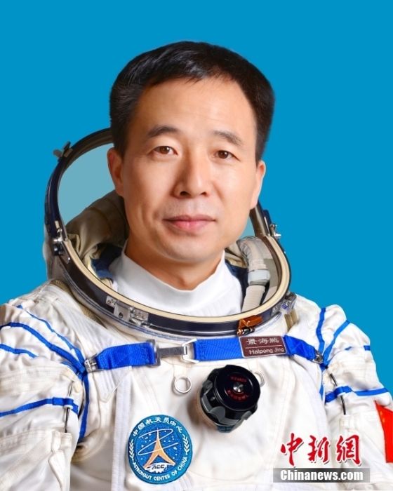這是我國第三批航天員將首次執(zhí)行飛行任務(wù)，也是我國航天員隊(duì)伍“新成員”——航天飛行工程師和載荷專家的“首秀”。圖為指令長景海鵬。中國載人航天工程辦公室 供圖