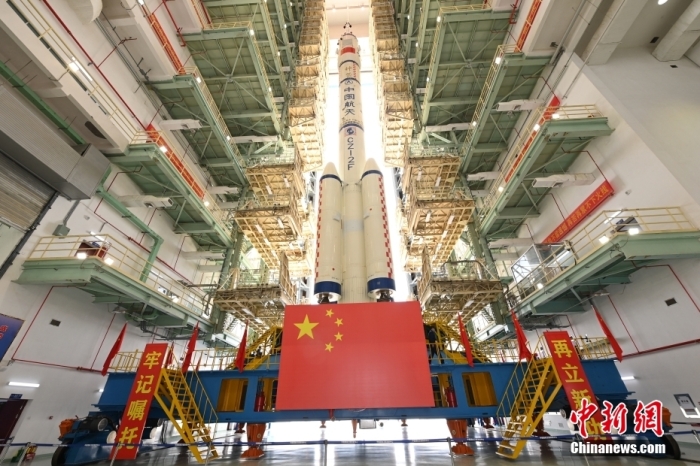 北京時間5月22日，據(jù)中國載人航天工程辦公室消息，神舟十六號載人飛船與長征二號F遙十六運載火箭組合體已轉(zhuǎn)運至發(fā)射區(qū)。目前，發(fā)射場設(shè)施設(shè)備狀態(tài)良好，后續(xù)將開展發(fā)射前的各項功能檢查、聯(lián)合測試等工作，計劃近日擇機實施發(fā)射。汪江波 攝