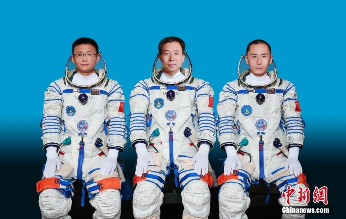 5月29日，據(jù)中國載人航天工程辦公室消息，經(jīng)空間站應(yīng)用與發(fā)展階段飛行任務(wù)總指揮部研究決定，神舟十六號航天員乘組由指令長景海鵬、航天飛行工程師朱楊柱、載荷專家桂海潮3名航天員組成。中國載人航天工程辦公室 供圖