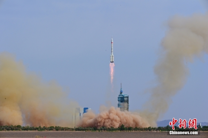 北京時(shí)間5月30日9時(shí)31分，搭載神舟十六號載人飛船的長征二號F遙十六運(yùn)載火箭在酒泉衛(wèi)星發(fā)射中心點(diǎn)火發(fā)射，約10分鐘后，神舟十六號載人飛船與火箭成功分離，進(jìn)入預(yù)定軌道，航天員乘組狀態(tài)良好，發(fā)射取得圓滿成功。汪江波 攝