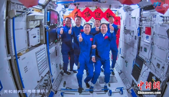 圖為神舟十五號航天員乘組與神舟十六號航天員乘組“全家?！?。中國載人航天工程辦公室 供圖