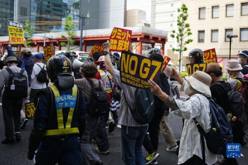 5月20日，民眾在日本廣島參加游行反對(duì)七國(guó)集團(tuán)峰會(huì)。（圖源：新華網(wǎng)）