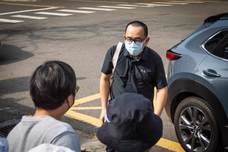 前高雄市議員陳致中遭判刑1年確定，11日下午3點多頂著3分頭、現(xiàn)身高雄地檢署等待發(fā)監(jiān)服刑。（袁庭堯攝）.jpg