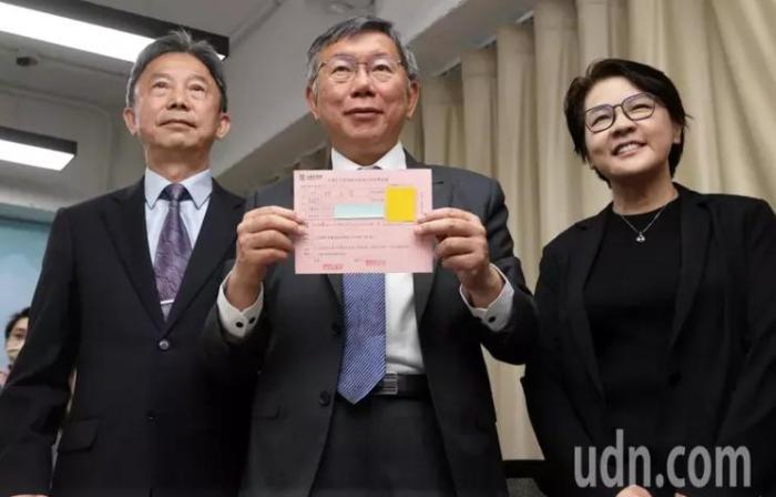 柯文哲5月8日登記參選臺灣地區(qū)領(lǐng)導人。圖片來源：臺灣《聯(lián)合報》 胡經(jīng)周 攝。.jpg