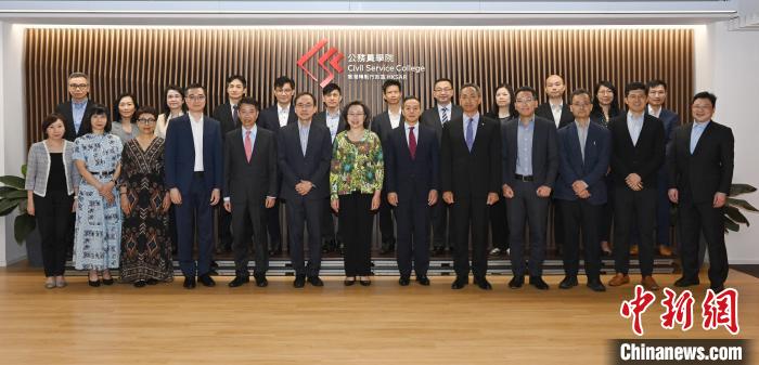 5月30日，楊何蓓茵(前排中)與赴內(nèi)地參與國家事務(wù)研習(xí)課程的23位學(xué)員見面?！√貐^(qū)政府新聞處 攝