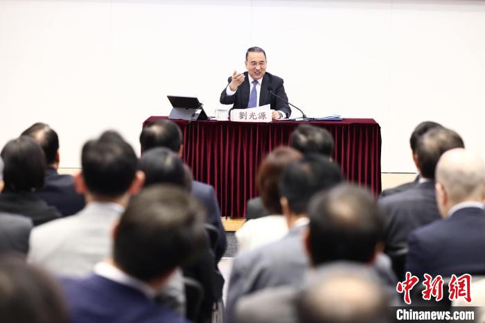 5月31日，外交部駐港公署特派員劉光源出席“2023年度國際形勢(shì)和中國外交”專題報(bào)告會(huì)并擔(dān)任主講?！±罴页缃幻襟w 攝