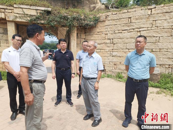 圖為林政則(右二)在漳浦趙家堡參訪?！×握涿?攝