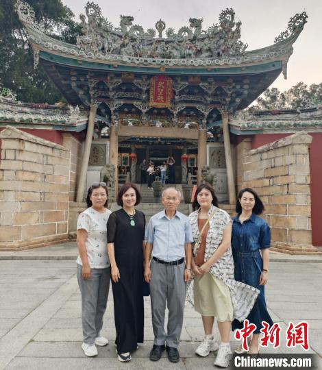 林政則(中)一行人在東山關(guān)帝廟前合影。　廖珍妹 攝