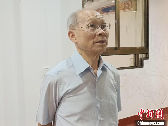 圖為林政則在參訪中認(rèn)真聆聽介紹。　廖珍妹 攝