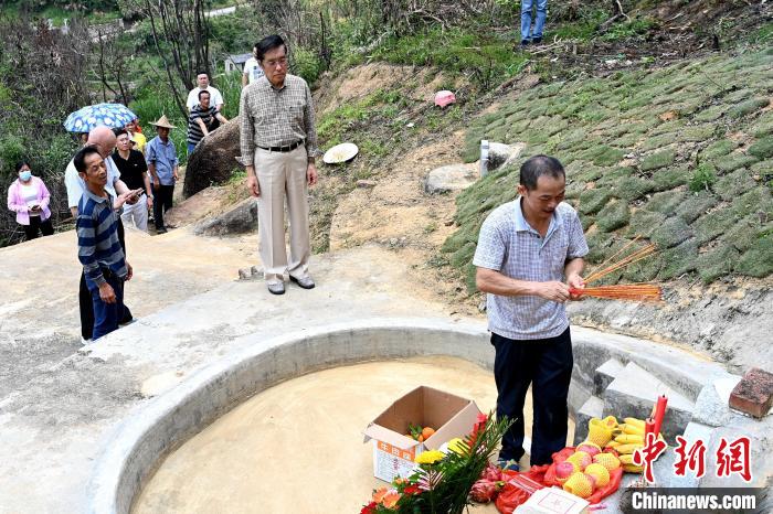 張榮恭(中)在詔安縣秀篆鎮(zhèn)北坑村張氏祖墓前祭拜先祖?！埥鸫?攝