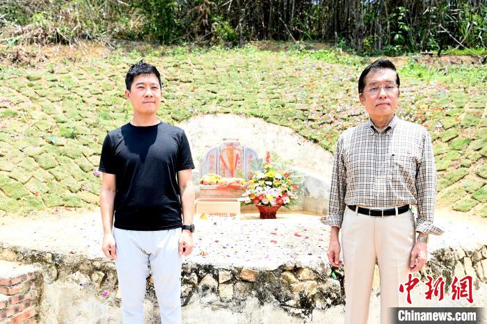 張榮恭(右)與其子張紹強(qiáng)在詔安縣秀篆鎮(zhèn)北坑村張氏祖墓前合影?！埥鸫?攝