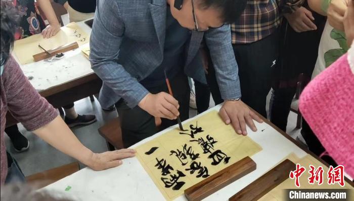 臺灣參訪團走進沈陽皇姑區(qū)牡丹社區(qū)。沈陽市臺辦供圖 沈陽市臺辦供圖