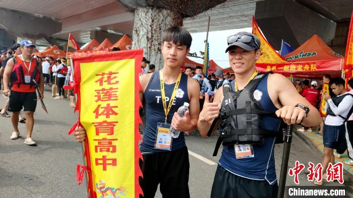 臺灣東華大學(xué)大三學(xué)生張宇琛(前右)此行是第四次前來集美參加龍舟賽?！罘?攝