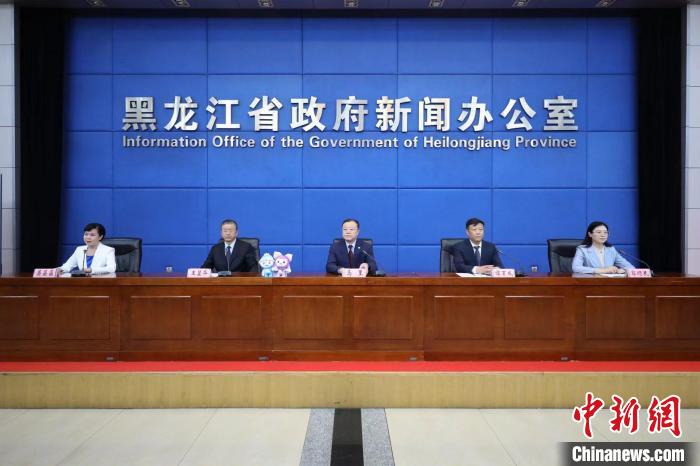 6月2日，黑龍江省人民政府新聞辦公室舉行新聞發(fā)布會，介紹第32屆“哈洽會”相關(guān)情況。　石啟立 攝