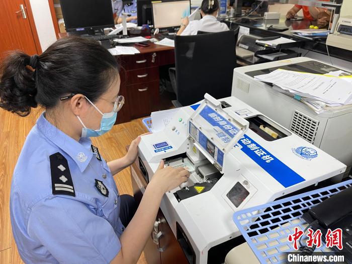 上海公安機關(guān)開啟應(yīng)急辦證服務(wù)，為考生做好服務(wù)保障工作?！∩虾Ｊ泄簿止﹫D