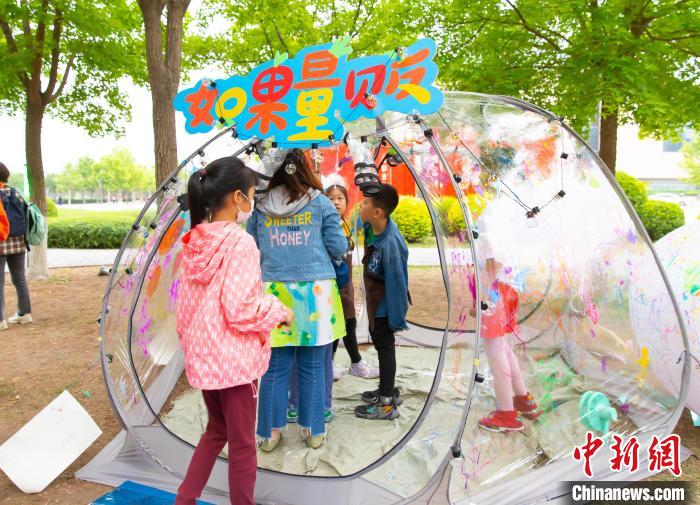 圖為“如果”兒童創(chuàng)意市集活動(dòng)現(xiàn)場?！⊥踉谟?攝