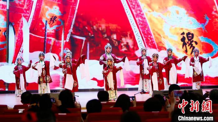 圖為天津市第一屆少年兒童優(yōu)秀傳統(tǒng)文化展演啟動(dòng)儀式現(xiàn)場?！√旖蚴猩倌陜和顒?dòng)中心供圖