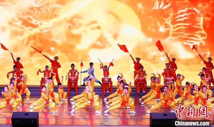 6月1日，天津市少年兒童活動(dòng)中心舉辦“紅領(lǐng)巾的向往”津娃娃藝術(shù)團(tuán)六一文藝演出?！√旖蚴猩倌陜和顒?dòng)中心供圖