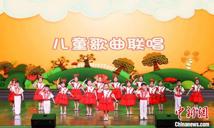 圖為“紅領(lǐng)巾的向往”津娃娃藝術(shù)團(tuán)六一文藝演出現(xiàn)場。　天津市少年兒童活動(dòng)中心供圖