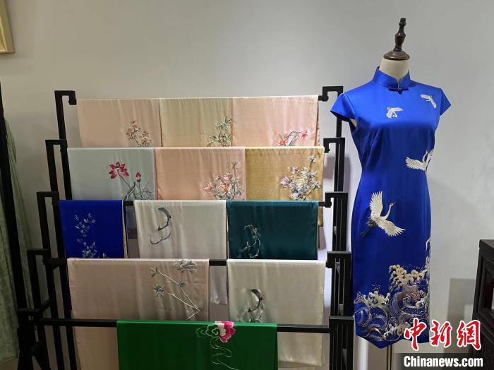 陶衛(wèi)華將江右貢繡融入“新國潮”，陸續(xù)推出了旗袍、漢服、手包、書皮等刺繡作品?！±铐嵑?攝