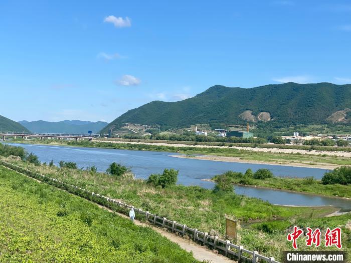 2日，圖們市噶呀河畔的晴空美景?！∽T偉旗 攝