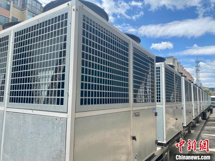 圖們市建明鍋爐房內(nèi)的清潔能源機組?！∽T偉旗 攝