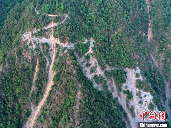 森林消防員勘察木里火場所途經(jīng)的山路?！〕萄┝?攝