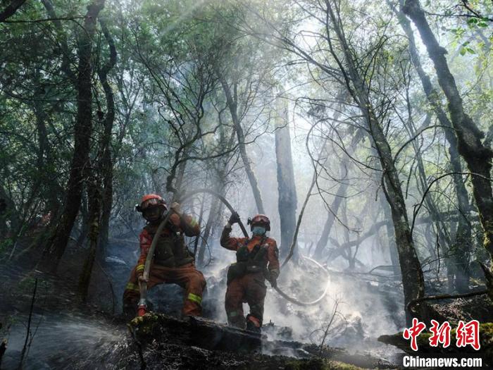 森林消防員正在木里火場清理地下火。　程雪力 攝