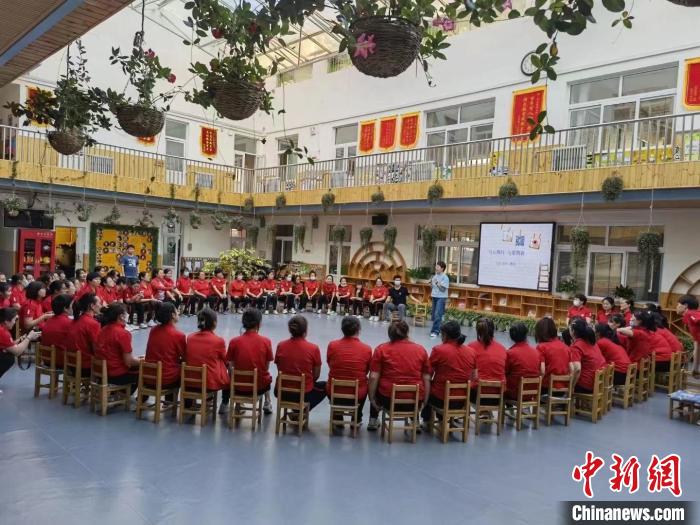 (資料圖)圖為赤峰健康教育心理協(xié)會組織的幼兒園教師團(tuán)建?！￡惲⒕?供圖