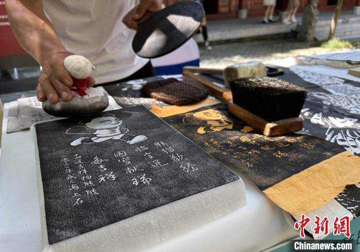 圖為拓片制作?！堃怀?攝