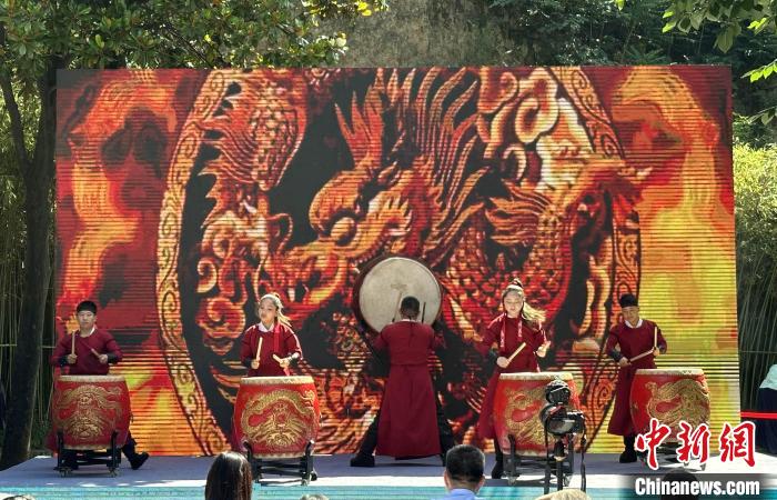 圖為非遺節(jié)目《九天戰(zhàn)鼓》表演?！堃怀?攝