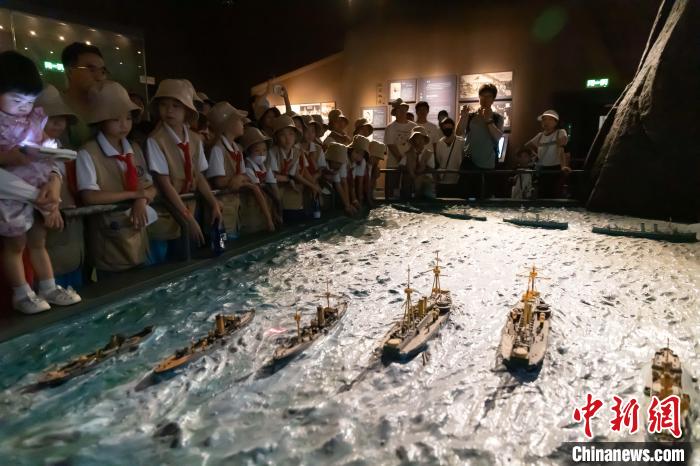 圖為參會學生在海洋博物館活動現(xiàn)場參與一堂“水下考古”課?！⊥踉谟?攝