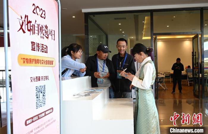 圖為在西藏博物館，工作人員向市民介紹宣傳了解西藏文化的線上平臺?！≮w朗 攝