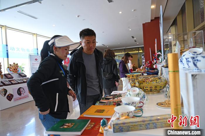 圖為在西藏博物館，市民參觀文創(chuàng)產品?！≮w朗 攝