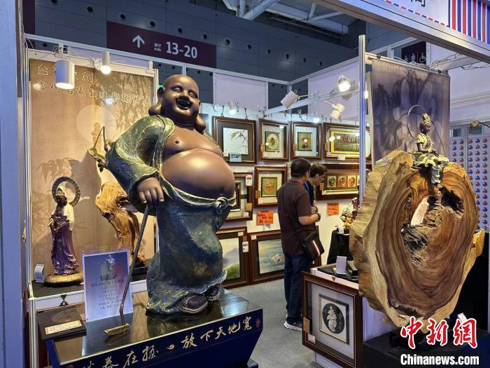臺(tái)灣參展商展出的彌勒佛藝術(shù)品?！》絺ケ?攝