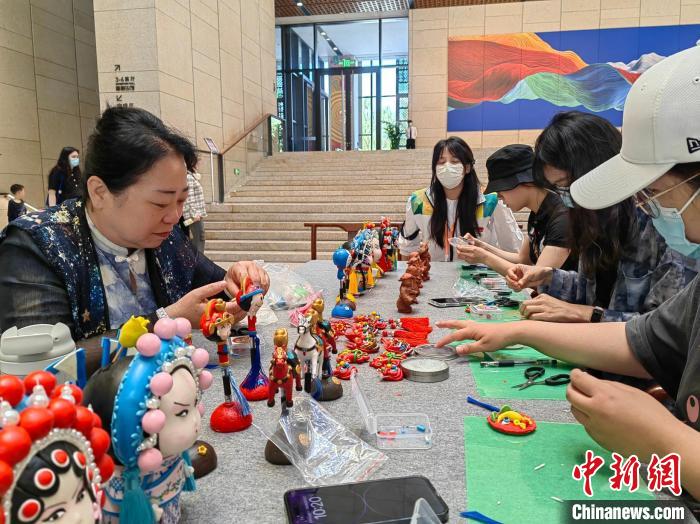 逛展聽講動動手，非遺館里開啟沉浸式體驗之旅