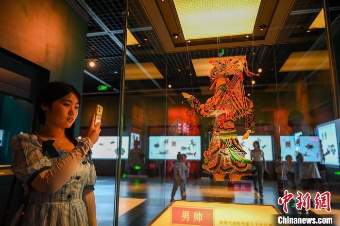 圖為觀眾在觀看展覽?！∮诤Ｑ?攝