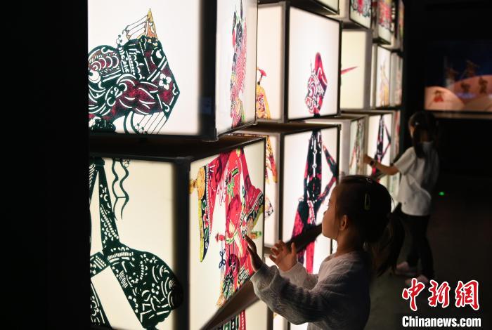 圖為觀眾在觀看展覽?！∮诤Ｑ?攝