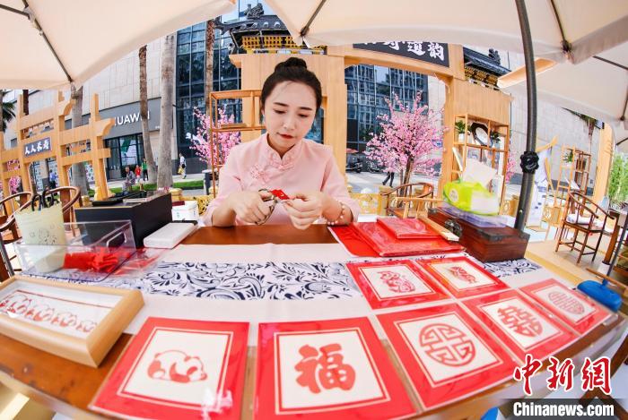 圖為重慶非物質文化遺產暨老字號博覽會上的非遺技藝展示?！≈貞c市文旅委供圖